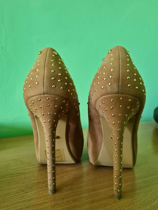 Дамски обувки на висок ток