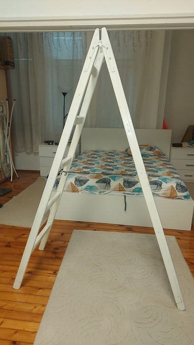 Дървена стълба с метален обков