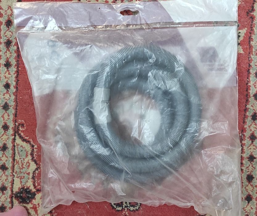 Шланг гофрированный для слива воды.