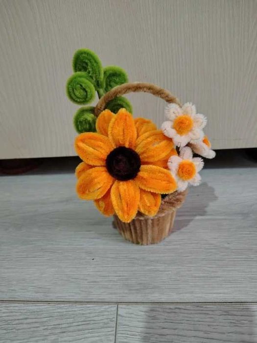 Flori lucrate manual din sarma plusata