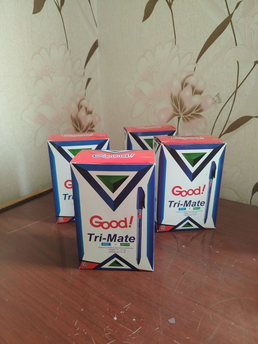 Белая шариковая ручка с синим колпачком — надёжность, проверенная врем