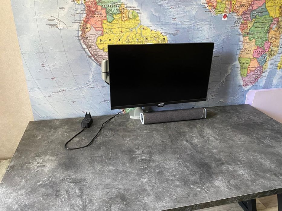 монитор с кронштейном