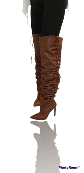 Cizme maro, aspect incretit peste genunchi