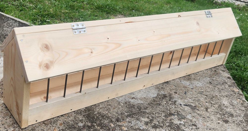 Дървена хранилка за гълъби