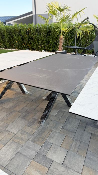 Masă extensibila cu blat din ceramică cu aspect de marmură