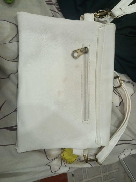 Стол и стулья, хрусталь,сумка мессенджер фирма burberry