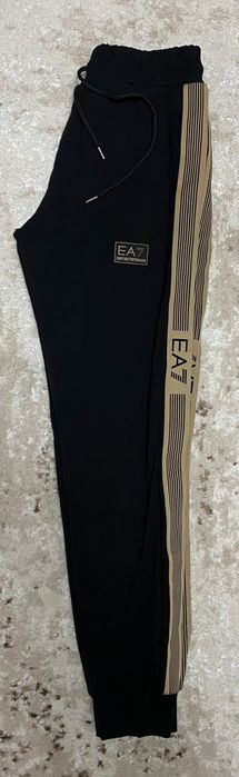 Vând compleu nou de bărbați Emporio Armani EA7