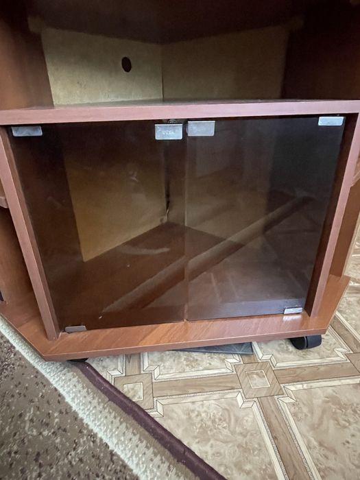 Угловая тумба со стеклами