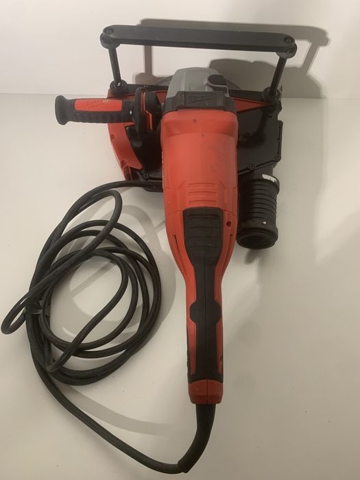 Milwaukee AGV 22-230 E polizor unghiular