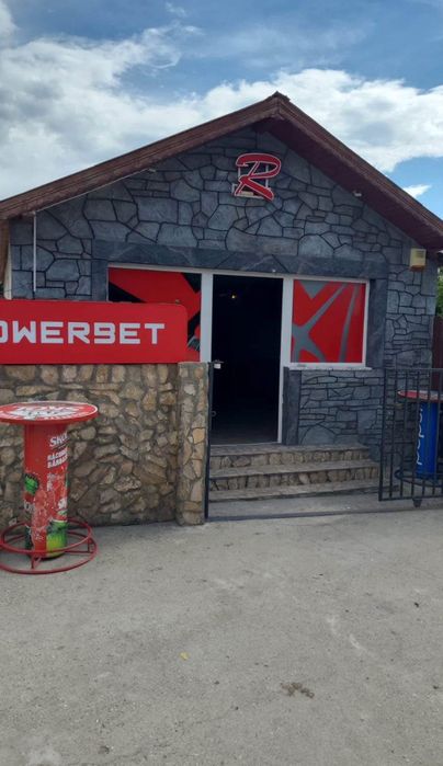 Se vand 3 spatii comerciale + casa la rosu +curte