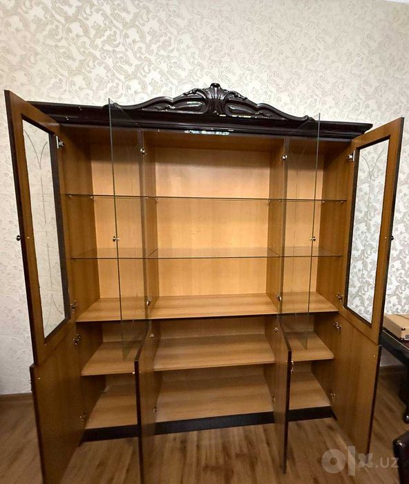 Мебель для гостинной - горка и комод в отличном состоянии