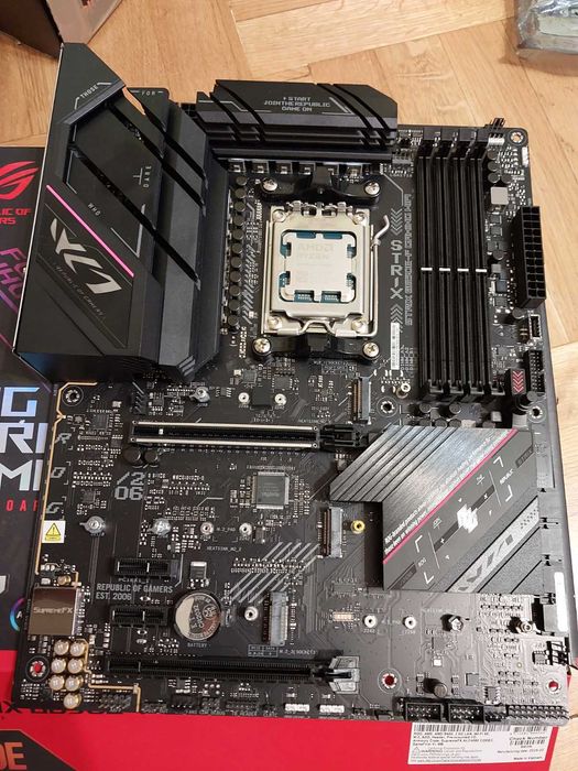 AMD Ryzen 7 9700X + Asus Rog Strix B650E-F Gaming Wi-Fi