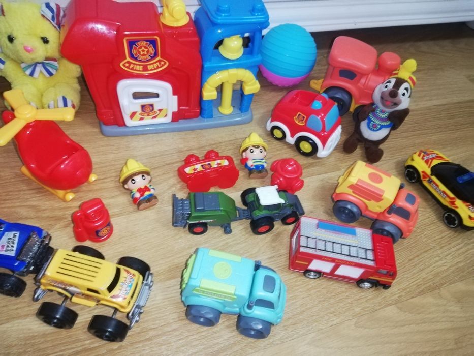 Lot jucării stație pompieri mașini pusculita tractor 90 lei