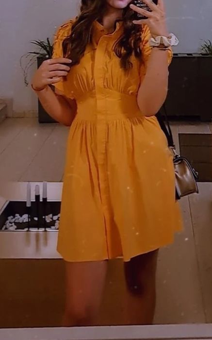 Оранжева рокля, с колан и елемент на рамената