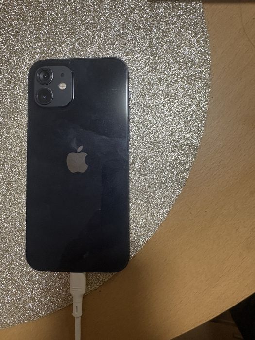 Продавам Iphone 12