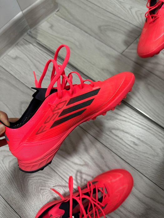 Ghete de fotbal pentru gazon sintetic