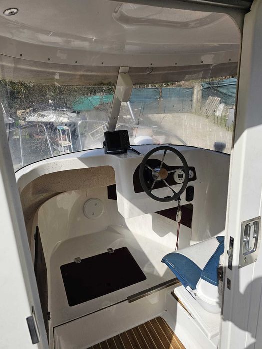 Quicksilver500(5m)Cabina+Mercury 50CP EFI 4T –280h –IMPECABILĂ+Remorca