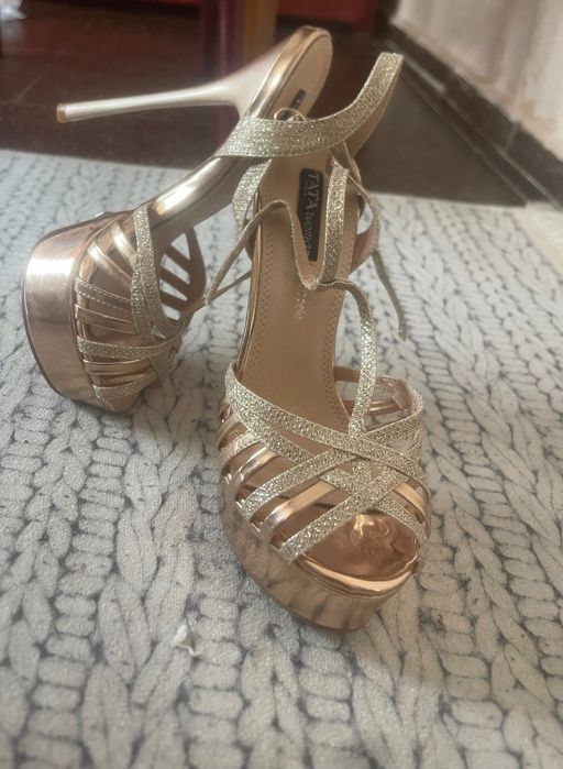 Обувки на висок ток