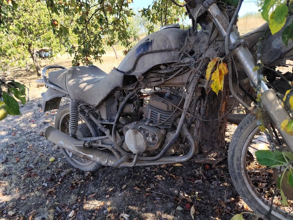 Vând motocicleta