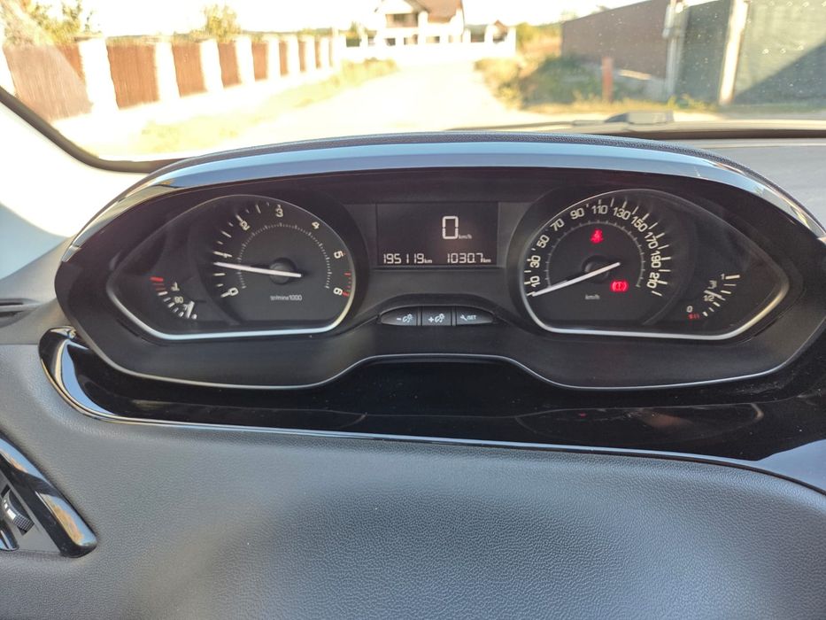 Peugeot 208 blue hdi
