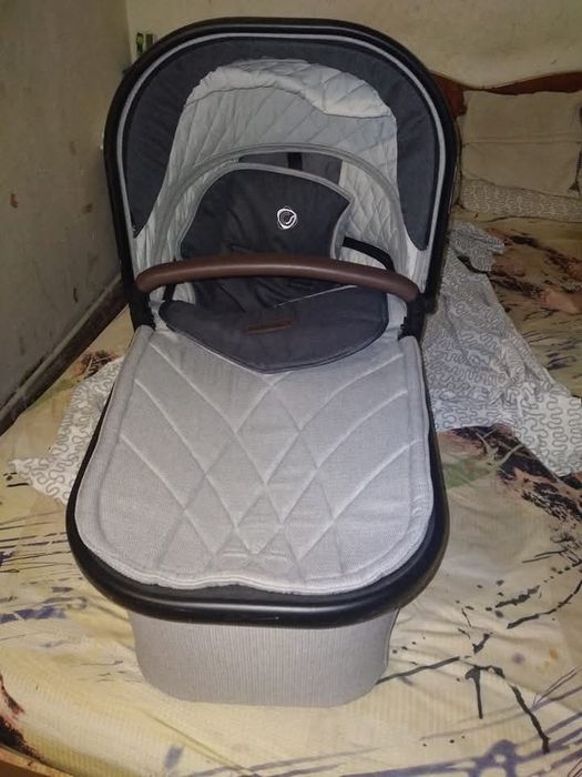 Vând pătuț bebe 250 și suport de mașină pentru carut 200  tot vând$?1