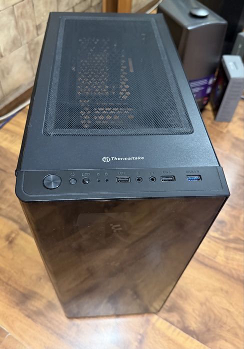 Корпус Thermaltake V200 Tempered Glass