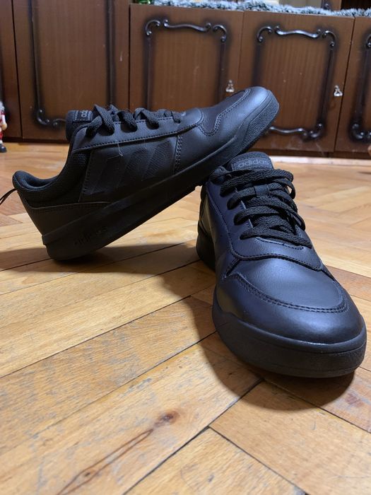 Обувки Adidas.