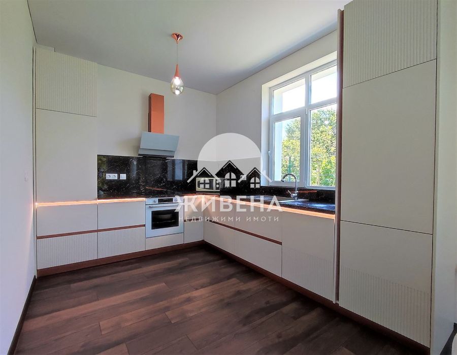 Триетажна къща в м-т Ален Мак, РЗП 220 кв.м