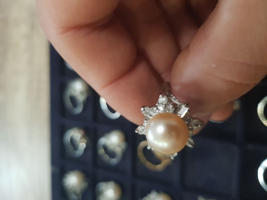 Пръстени със скъпоценни камъни и перли - различни модели