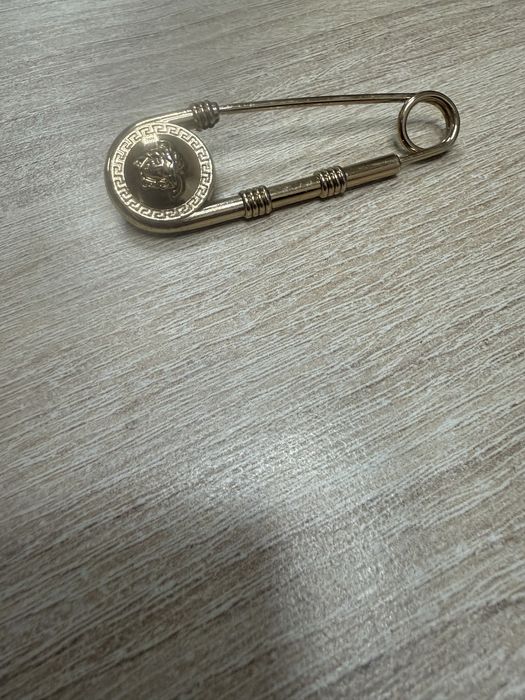 Versace брошка …