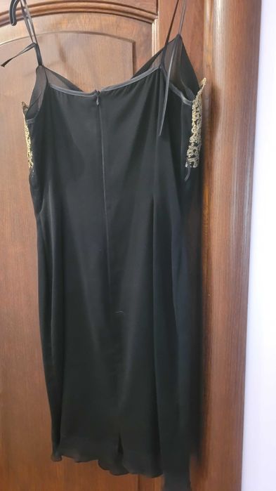 Rochie neagra tip furou, dantela aurie sus, mic volan din matase jos