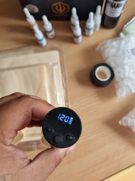 Kit tatuat, masina si accesoriile