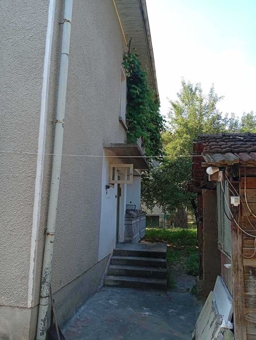 Продавам двуетажна къща с двор 752 кв.м. в гр. Плачковци