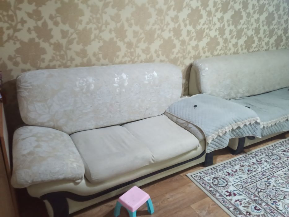 Два дивана бежевого цвета