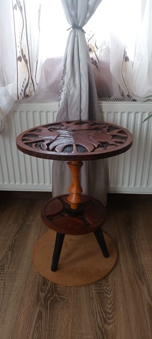 Măsuță sculptată