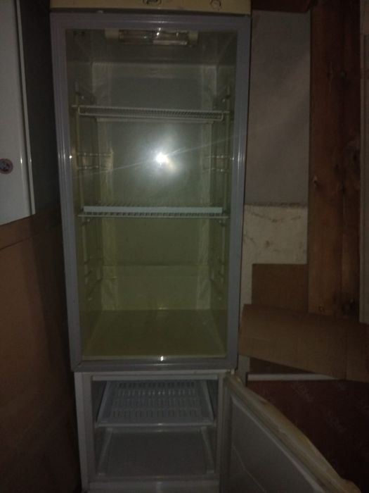 Срочно холодильник с морозильной камерой