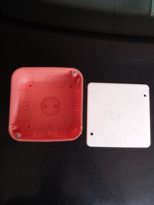 Doza derivatie pt.rigips,cu capac alb,Nou. Pret 20 lei. buc.