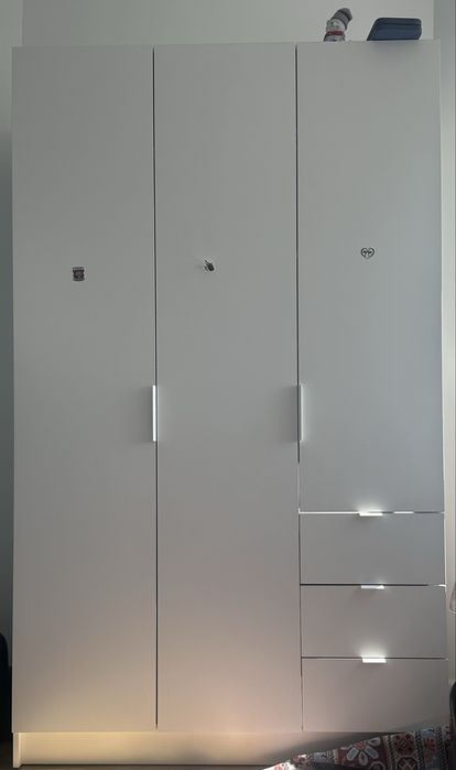 Двухярусная кровать и шкаф