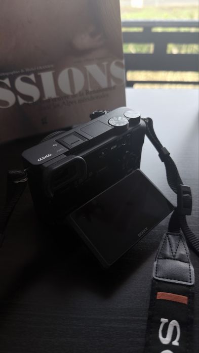 Vând kit Sony A6400 – (body in garanție)