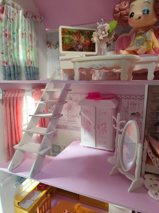 Продам кукольный домик