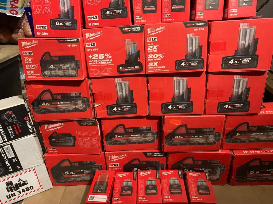 Baterii și încărcătoare noi și utilizate Milwaukee