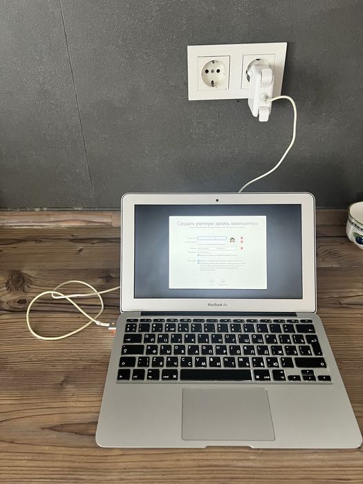 Macbook air, 11, работает, держит заряд