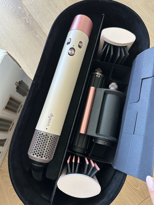 Dyson Airwrap cu toate accesoriile si cutie