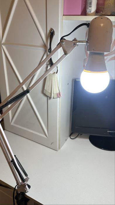 Настольная лампа для маникюра