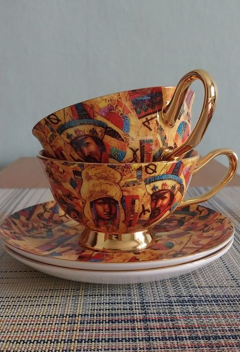 Посуда от бренда Empire.