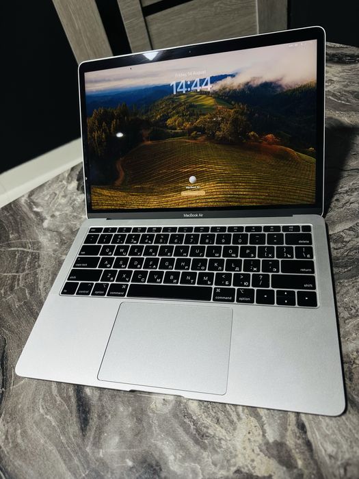 MacBook holati ideal turibdi