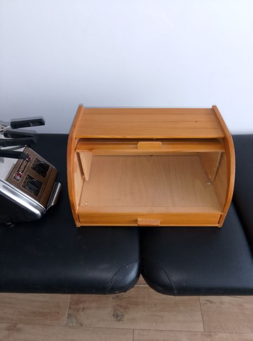 Cutie de pâine din lemn cu sertar