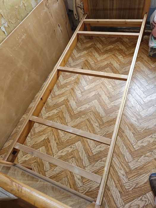 Продаю 2 деревянные кровати БЕЗ матрасов