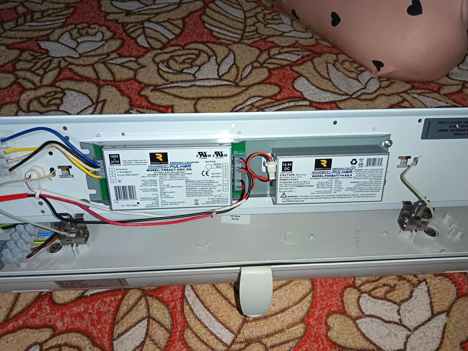 Lampi led cu iluminat de urgență.