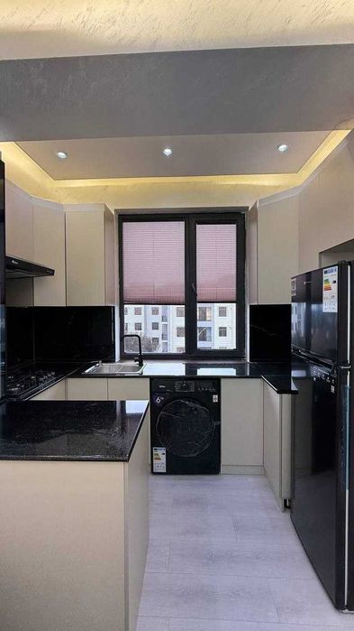 СамГаси худудида жойлашган 3 хонали квартира студия сотилади